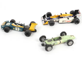 Lot 45 - DIVERS (3)