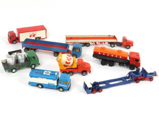 Lot 64 - DIVERS (8)