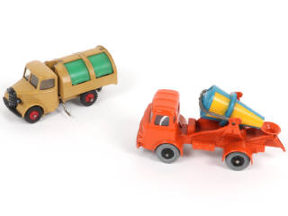 Lot 259 - DINKY TOYS (GB) (2)