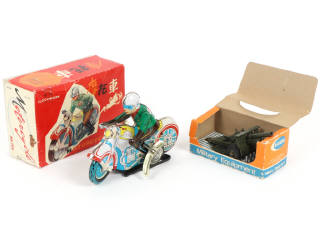 Lot 28 - DIVERS (2)