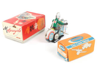 Lot 28 - DIVERS (2)