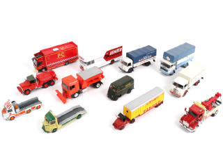Lot 130 - DIVERS (12)