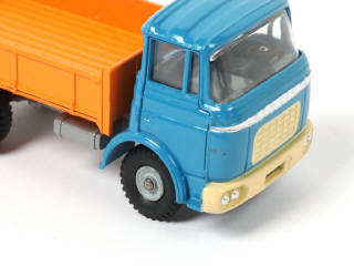 Lot 379 - DINKY TOYS (FRANCE) (1)