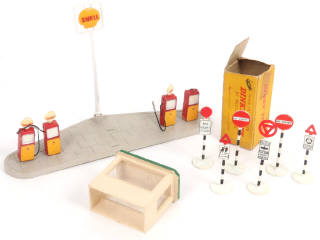 Lot 365 - DINKY TOYS (GB) (2)