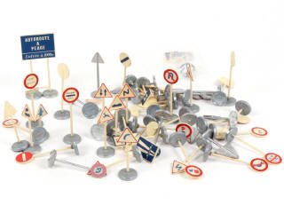 Lot 367 - DINKY TOYS (1)