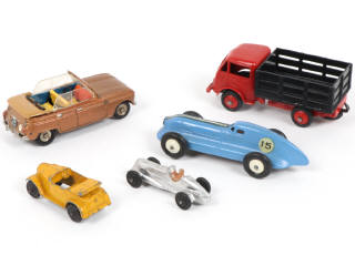Lot 370 - DINKY TOYS (5)