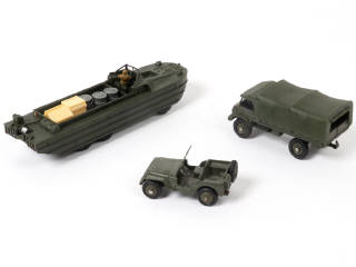 Lot 435 - DINKY TOYS (FRANCE) (3)