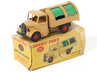 Lot 329 - DINKY TOYS (GB) (1)