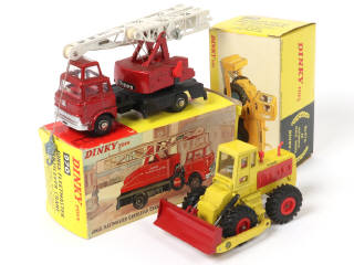 Lot 379 - DINKY TOYS (GB) (2)