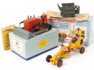 Lot 414 - DINKY TOYS (FRANCE) (3)