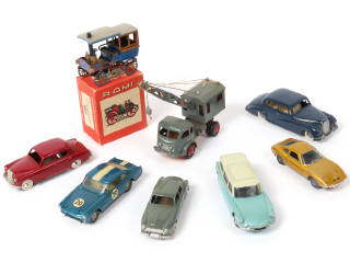 Lot 107 - DIVERS (8)