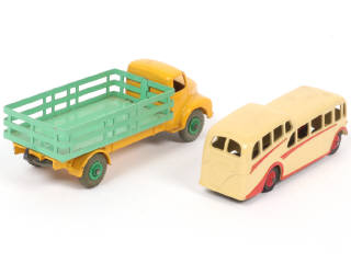 Lot 257 - DINKY TOYS (GB) (2)