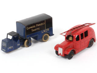 Lot 253 - DINKY TOYS (GB) (2)