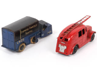Lot 253 - DINKY TOYS (GB) (2)