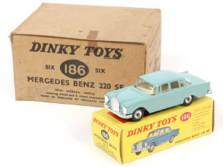 Lot 302 - DINKY TOYS (GB) (2)