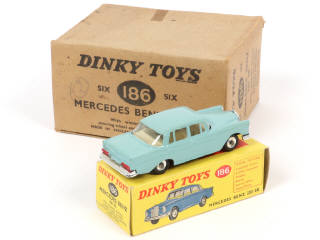 Lot 302 - DINKY TOYS (GB) (2)