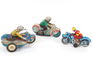 Lot 8 - DIVERS (3)