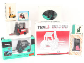 Lot 373 - DIVERS (8)
