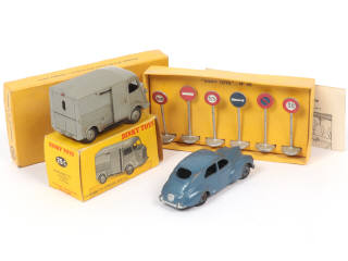 Lot 320 - DINKY TOYS (FRANCE) (3)