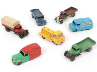 Lot 352 - DINKY TOYS (7)