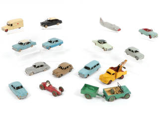 Lot 42 - DINKY TOYS (16)
