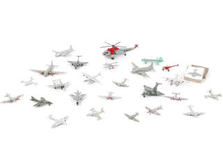 Lot 411 - DINKY TOYS (26)