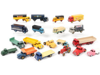 Lot 410 - DINKY TOYS (19)