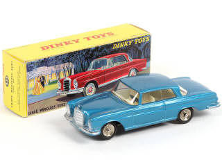 Lot 323 - DINKY TOYS (FRANCE) (1)