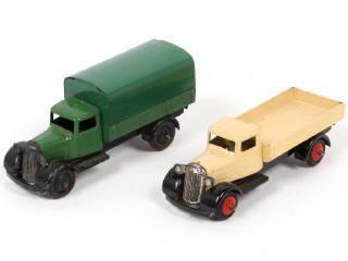 Lot 271 - DINKY TOYS (GB) (2)