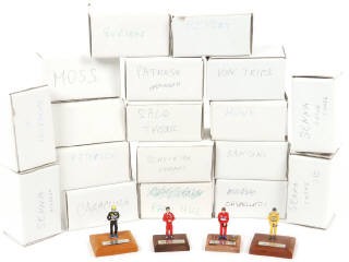 Lot 147 - DIVERS (18)