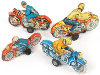 Lot 111 - DIVERS (4)