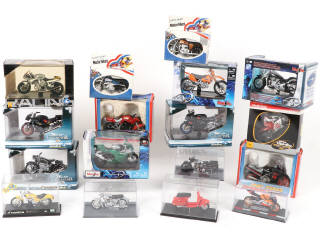 Lot 124 - DIVERS (17)