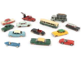 Lot 325 - DINKY TOYS (13)