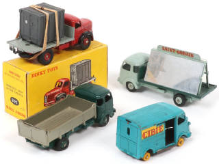 Lot 302 - DINKY TOYS (FRANCE) (4)