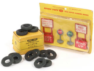 Lot 157 - DINKY TOYS (GB) (2)