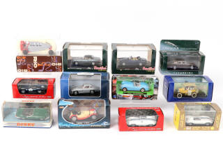 Lot 121 - DIVERS (12)