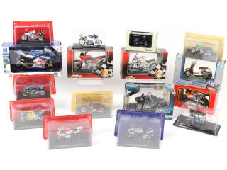 Lot 134 - DIVERS (16)