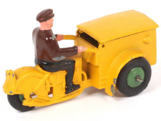 Lot 372 - DINKY TOYS (FRANCE) (1)