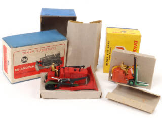 Lot 330 - DINKY TOYS (GB) (2)