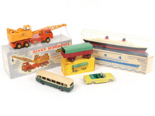Lot 379 - DINKY TOYS (FRANCE) (5)