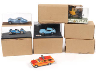 Lot 137 - DIVERS (9)