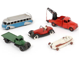 Lot 310 - DINKY TOYS (5)