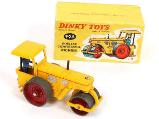 Lot 363 - DINKY TOYS (FRANCE) (4)