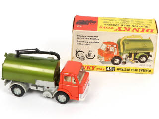 Lot 338 - DINKY TOYS (GB) (2)