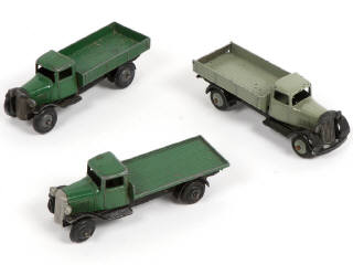 Lot 196 - DINKY TOYS (GB) (3)