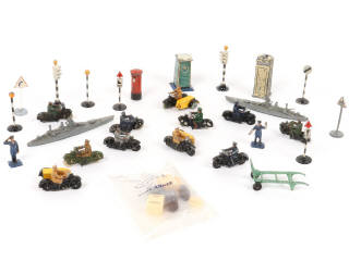 Lot 323 - DINKY TOYS (20)