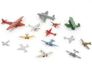 Lot 319 - DINKY TOYS (14)
