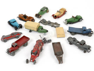 Lot 268 - DINKY TOYS (13)