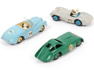 Lot 260 - DINKY TOYS (GB) (3)