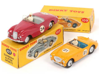 Lot 257 - DINKY TOYS (GB) (2)